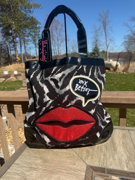 Betsey Johnson Handbags - EUC Betsey Johnson Vintage Betsyville Zebra Tote Red Lip Sequin Bag